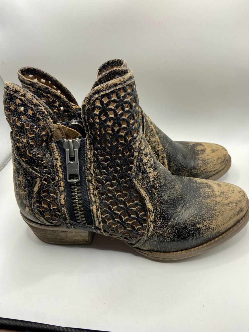 Circle G Black and Tan Distressed Cutout Ankle Booties